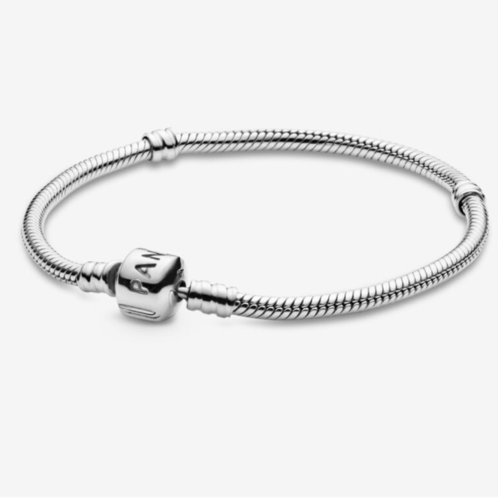 NEW Pandora Sterling Silver snake chain bracelet. BRAND NEW size M (7.5in /19cm)